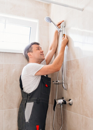 Sanitär Handwerker bei der Arbeit
